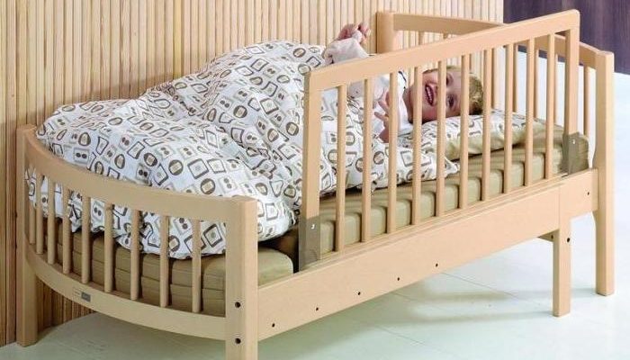 Почему нужно покупать кровать для детей с бортиками