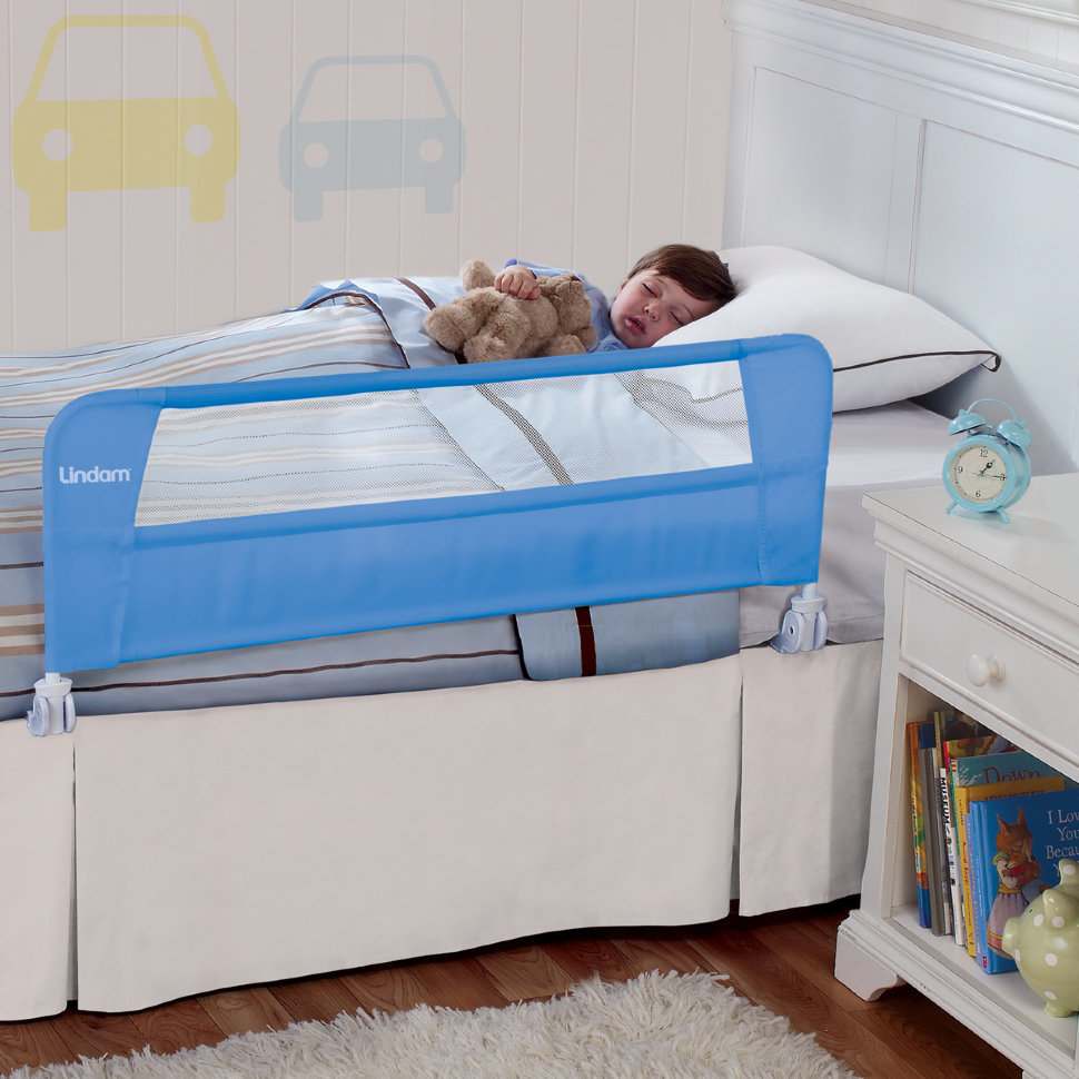 Почему нужно покупать кровать для детей с бортиками