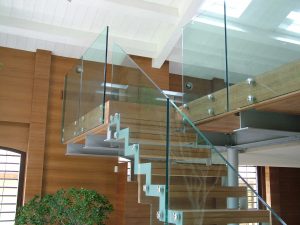 Монтаж лестниц со стеклянными перегородками