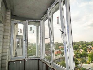 Монтаж окон из ПВХ – отличное решение для остекления балкона!