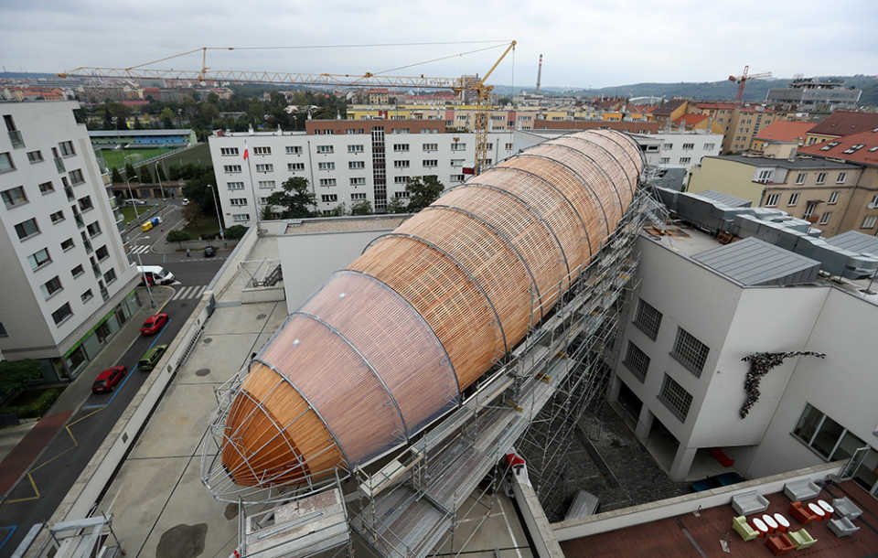 Гигантский деревянный «дирижабль» появился на крыше музея в Праге