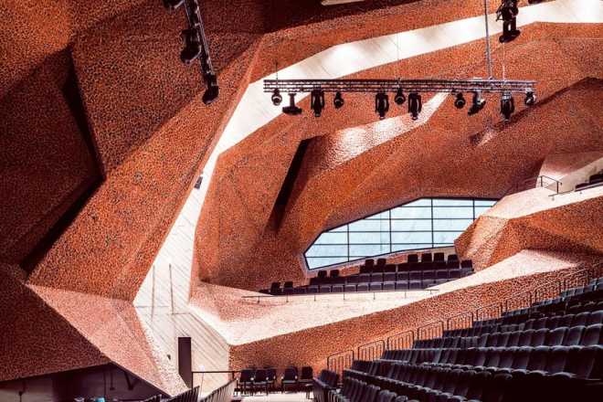 Польский концертный зал CKK Jordanki с трансформирующимся губчатым интерьером